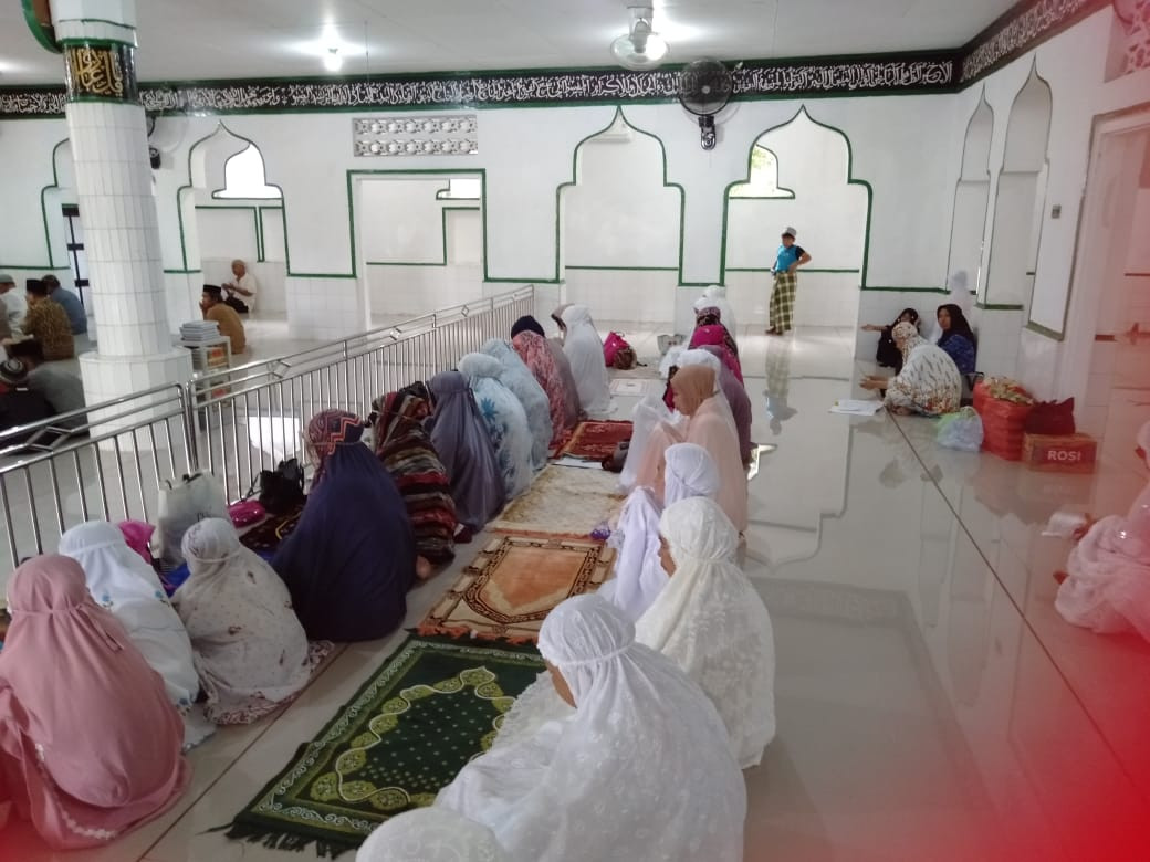 Mengikuti Dialog Keagamaan yang dihadiri oleh Kementrian Agama kota Parepare, Camat Bacukiki Barat, Lurah Cappa Galung, Ketua TP. PKK Cappa Galung, kader Kamp. KB "Geddongnge" beserta para Jamaah