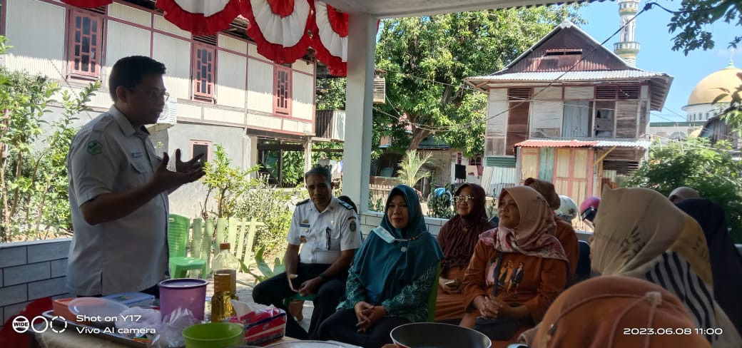 Pelaksanaan Posyandu di Cenderawasih 5 dihadiri oleh Tenaga Kesehatan Puskesmas Lumpue, Kader Posyandu, dan Pengurus Kamp. KB "Geddongnge"