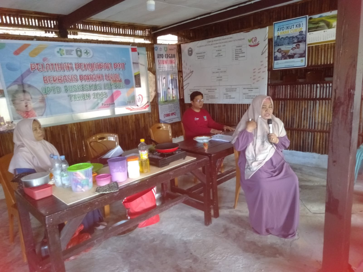 Pelatihan Pemberian PMT oleh Kadis Capil, Camat, Lurah, Kepala UPTD Puskesmas Lumpue, Bidan Kelurahan, Ketua TP. PKK, Kader Posyandu dan Kader Kamp. KB "Geddongnge"Stunting Cappa Galung, Bidan Kelurahan Cappa Galung dan Pengurus Kamp. KB "Geddongnge"