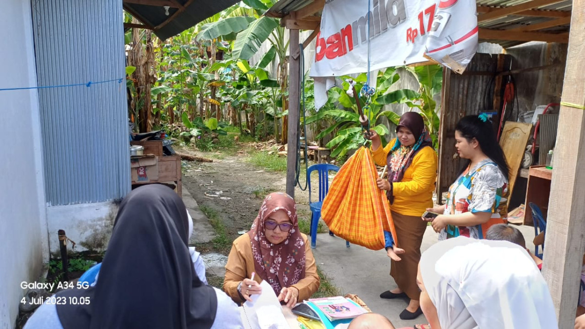 Pelaksanaan Posyandu di Cenderawasih 6 dihadiri oleh Tenaga Kesehatan Puskesmas Lumpue, Kader Posyandu, dan Pengurus Kamp. KB "Geddongnge"