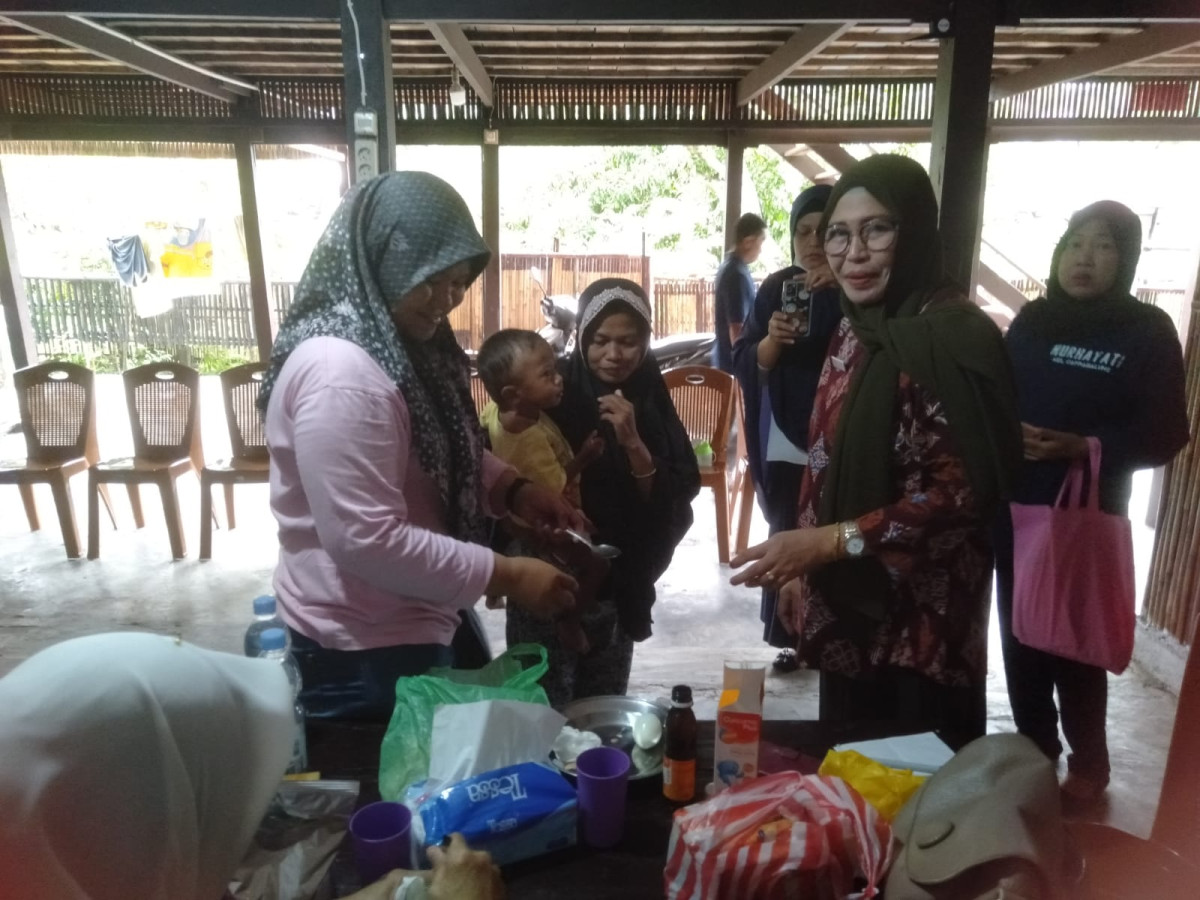 Pemberian Makanan Tambahan oleh Kadis Disdukcapil bersama Lurah, Ketua TP. PKK Cappa Galung, Bidan Kelurahan, Kader Posyandu, Ketua RW dan RW, dan Kader Kamp. KB "Geddongnge"