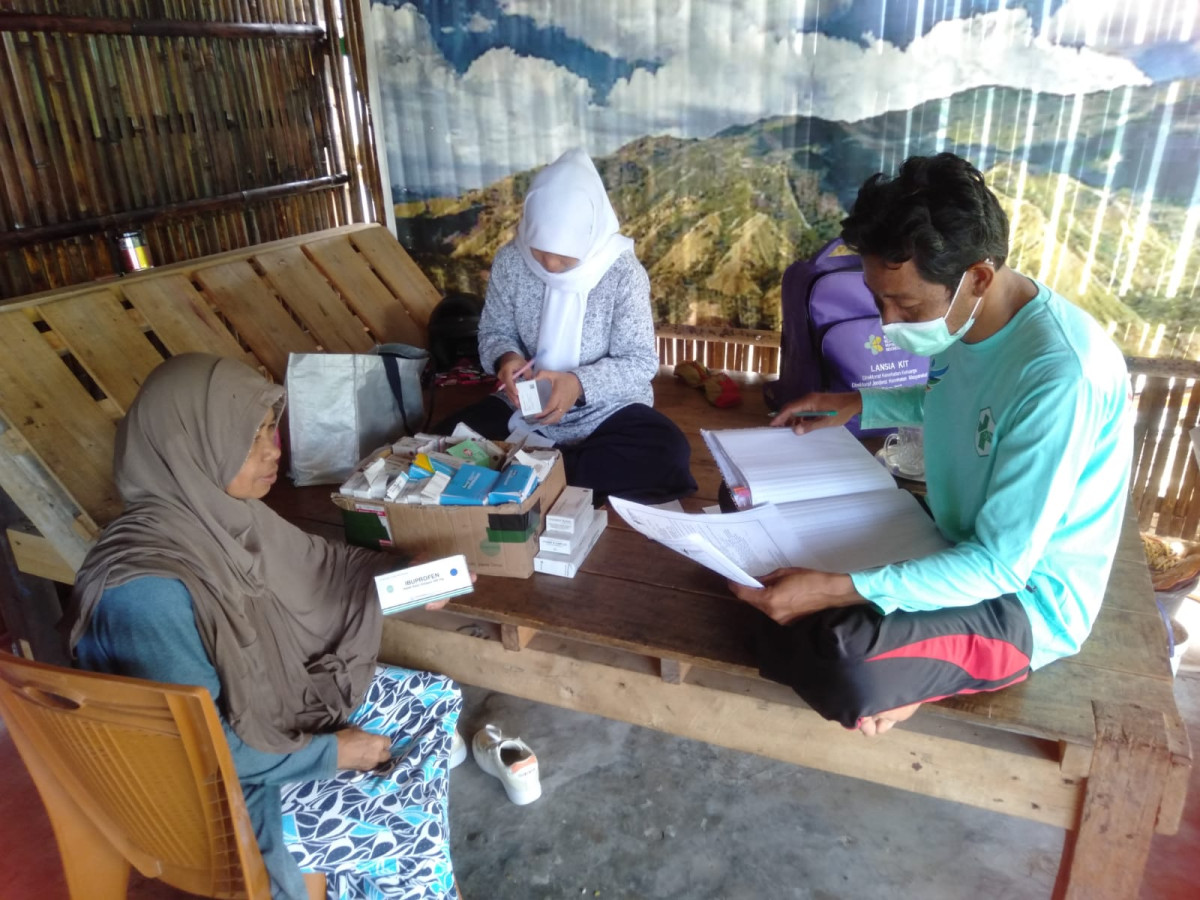 Pelaksanaan Posbindu di Cenderawasih 3 dihadiri oleh Tenaga Kesehatan Puskesmas Lumpue, Kader Posyandu, dan Pengurus Kamp. KB "Geddongnge"