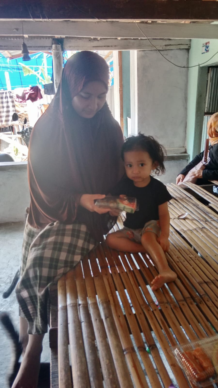 Melaksanakan DASHAT kepada Bumil KEK dan Baduta/Balita Berisiko & Stunting di Wilayah RT 03 RW 03 oleh Kader Posyandu Cenderawasih 5, TP. PKK Cappa Galung, OPD KB Cappa Galung, Pengurus Kamp. KB "Geddongnge"