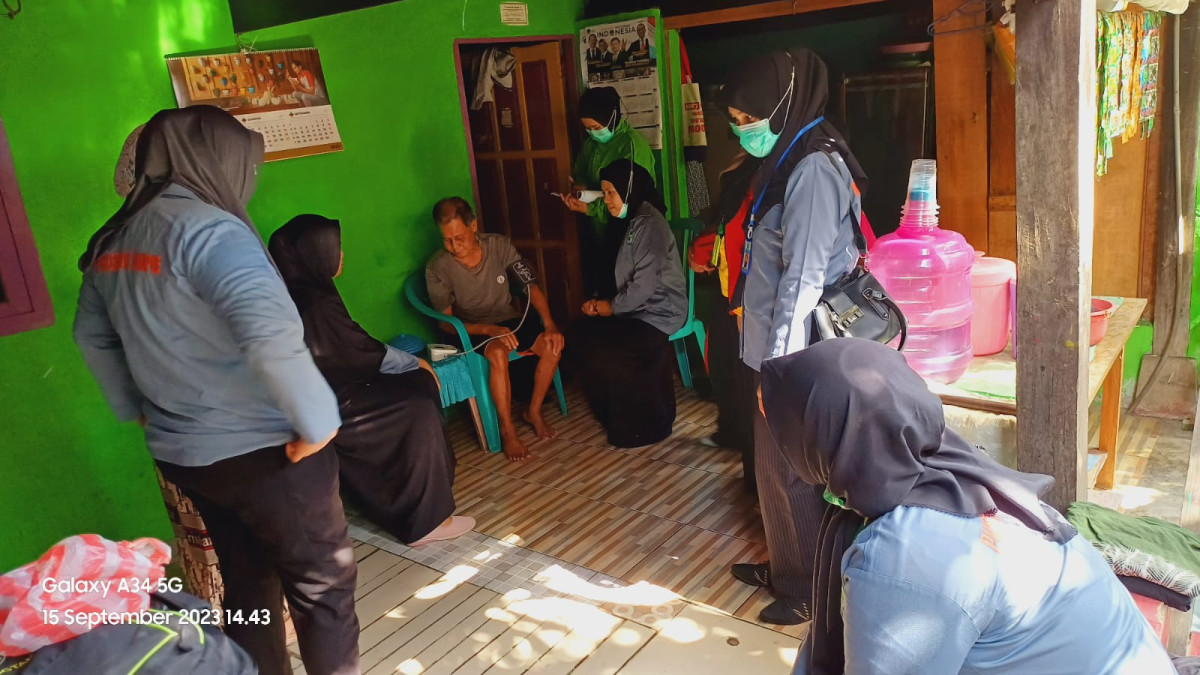 Melakukan Kunjungan ke Rumah Warga Rentan Masalah Kesehatan oleh Tenaga Kesehatan UPTD Puskesmas Lumpue bersama Kader Kamp. KB "Geddongnge"