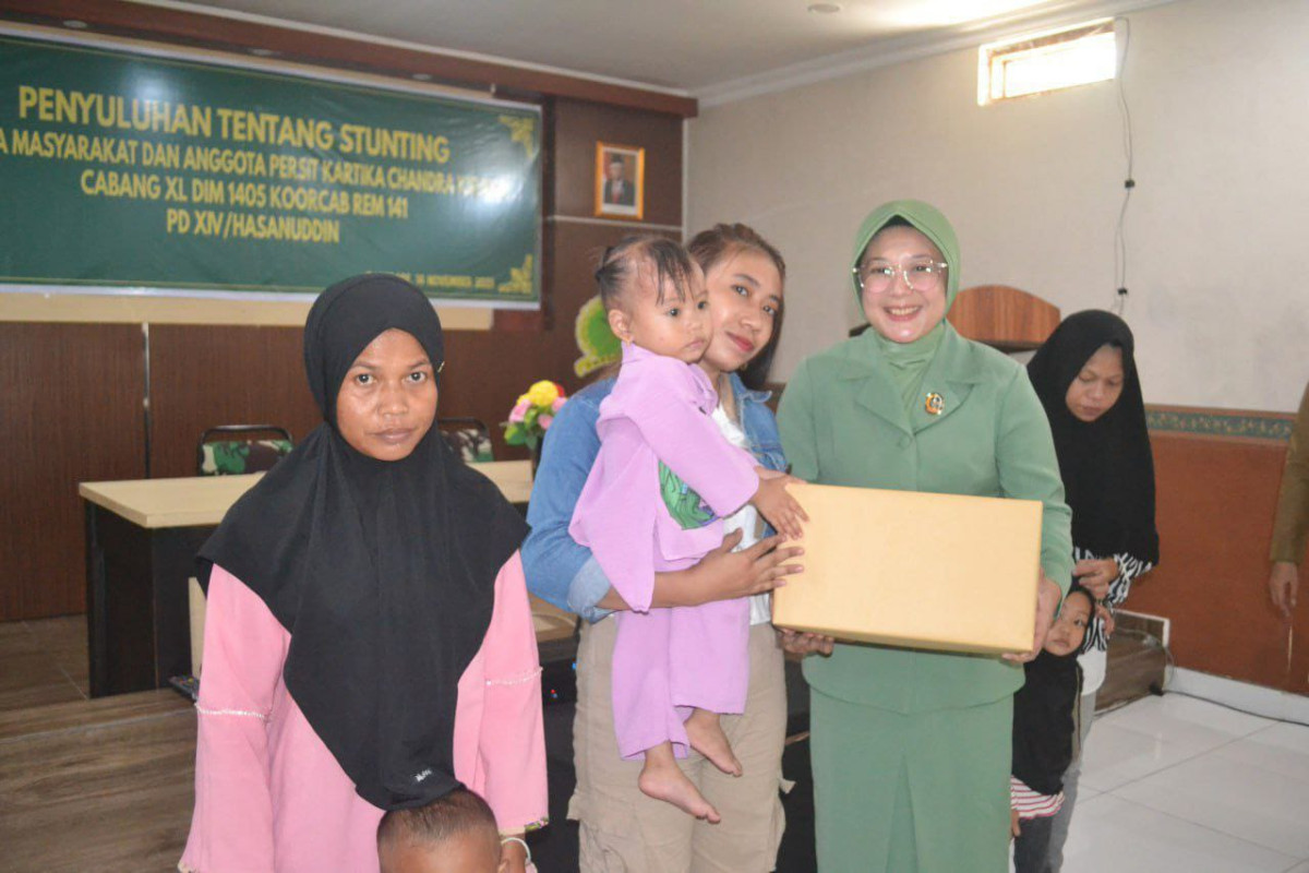 Sosialisasi terkait Penanganan Stunting dan Peny. Paket kepada Ibu dan Bayi Stunting oleh Dandim Cappa Galung bersama dengan Lurah Cappa Galung, OPD KB, dan Pengurus Kamp. KB "Geddongnge"