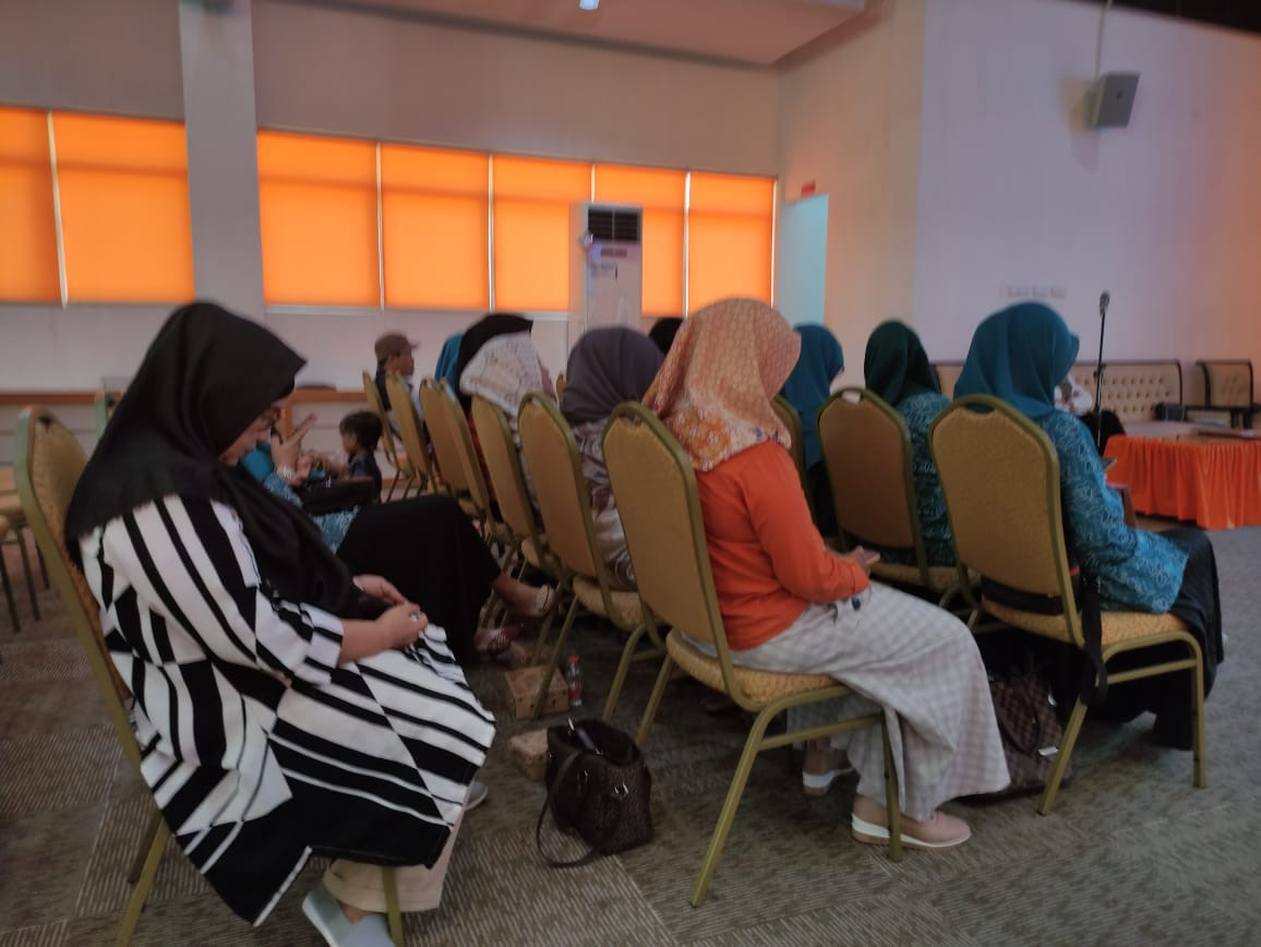 Mengikuti Workshop Penanganan Stunting oleh Ketua TP. PKK kota Parepare, Tenaga Kesehatan, kader Stunting, kader PKK dan pengurus Kamp. KB se-kota Parepare