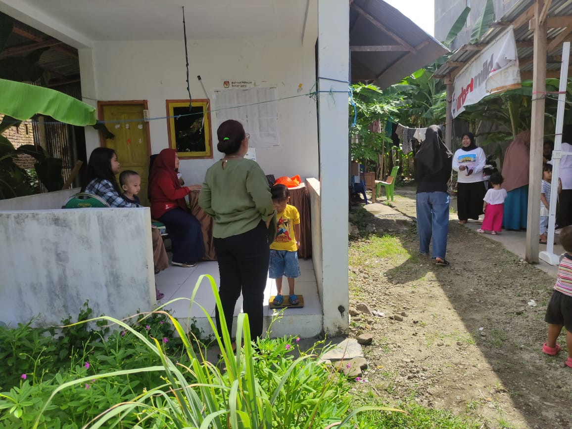 Pelaksanaan Posyandu di Cenderawasih 6 dihadiri oleh Tenaga Kesehatan Puskesmas Lumpue, Kader Posyandu, dan Pengurus Kamp. KB "Geddongnge"