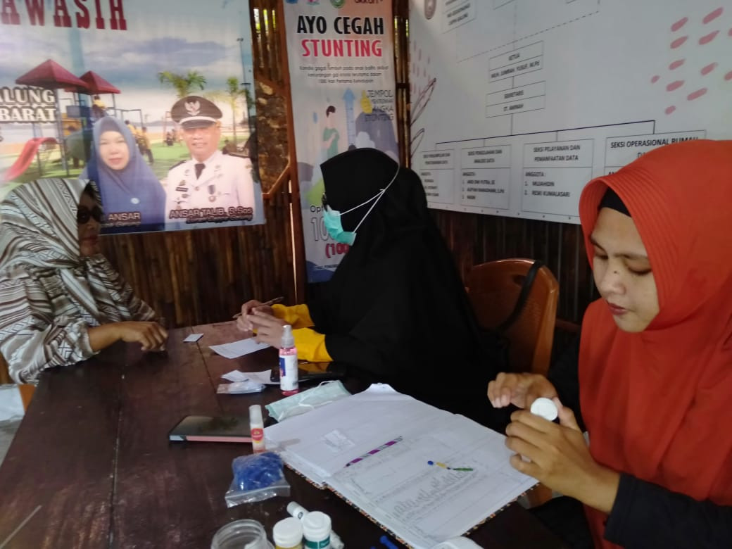 Melaksanakan Call Centre 112 di Jln. Keterampilan RT 01 RW 02 oleh Tenaga Medis UPTD Puskesmas Lumpue bersama kader Kamp. KB "Geddongnge" dan warga sekitar RW 02