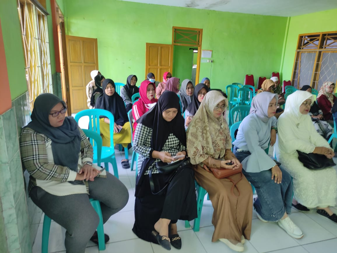 Mengikuti Sosialisasi Percepatan Penurunan Stunting yang dihadiri oleh Lurah, Ketua LPMK, Ketua TPP PKK Cappa Galung, BABINKAMTIBMAS, Kader Posyandu, Kader Rumah Gizi, ketua ORT dan ORW serta Pengurus Kamp. KB "Geddongnge"