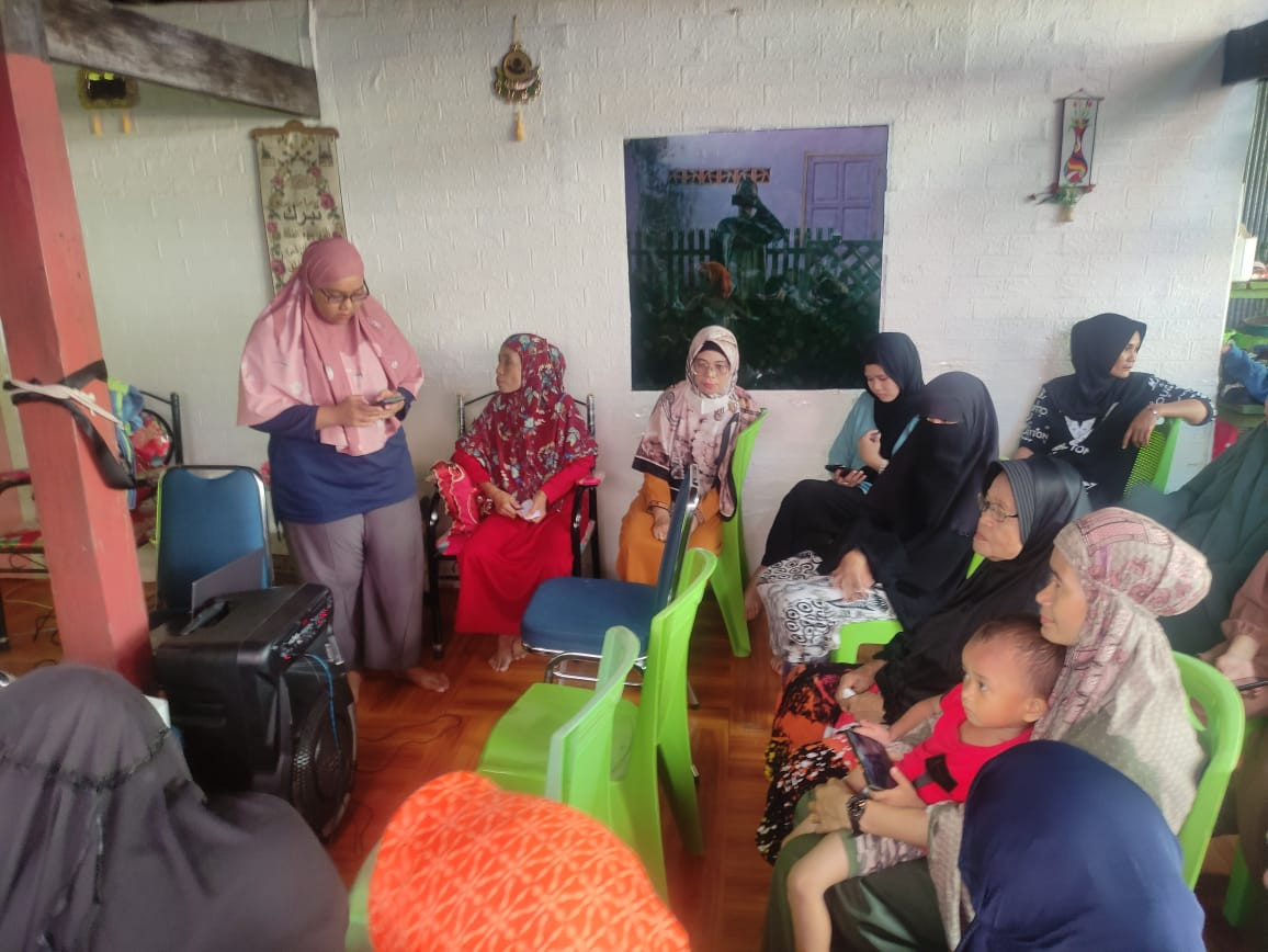 Mengikuti Sosialisasi Terkait Penggunaan Pembalut Wanita Yang Aman dihadiri oleh Pihak HS Group, Penyuluh KB, Ketua Posyandu Cenderawasih 5, Pengurus Kamp. KB "Geddongnge" dan warga masyarakat RT 03 RW 03