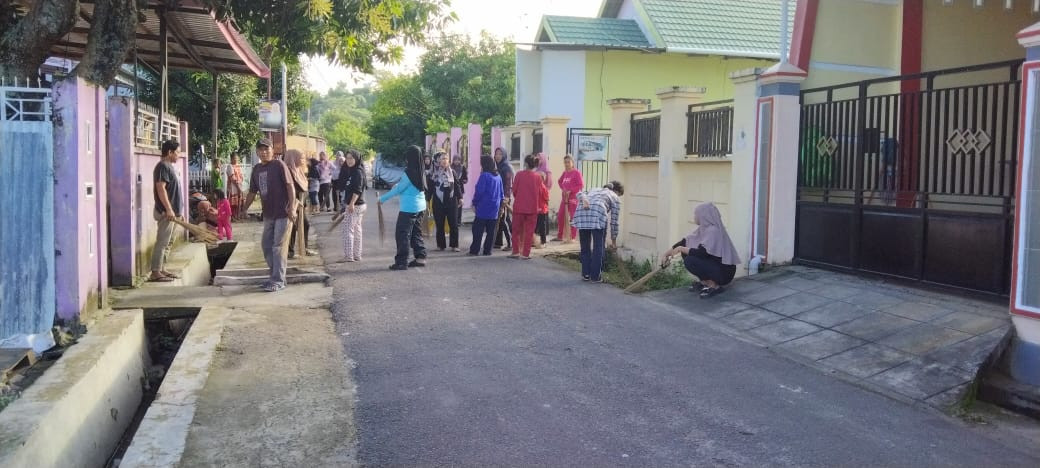 Mengikuti Kerja Bakti yang dihadiri oleh Babinkamtibmas, kader posyandu, kader PKK, kader Kamp. KB "Geddongnge" beserta warga masyarakat RT 03 RW 03