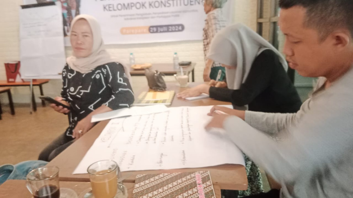 Penguatan Kelembagaan Kelompok Konstituen yang dihadiri oleh Kadis DP3A, Kadis Sosial, Lurah Mallusetasi, Ketua YLP2EM, Pengurus KK, Pengurus Kampung KB