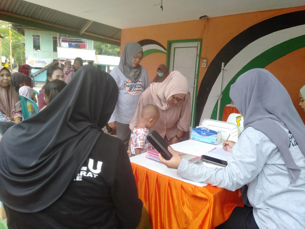 Melaksanakan Kegiatan Posyandu yang dihadiri oleh Ketua TP. PKK Cappa Galung, Bidan Kelurahan, Nakes UPTD Puskesmas Lumpue, Kader Posyandu Cenderawasih 3, dan Kader Kamp. KB Geddongnge