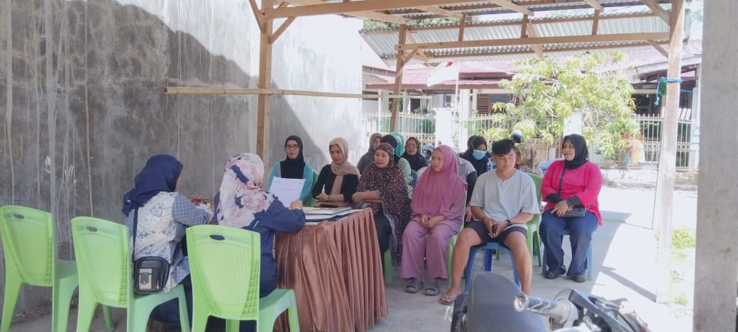 Mengikuti Kegiatan Bina Keluarga Remaja (BKR) di Jln. Pinisi RT 01 RW 05 oleh Tenaga Kesehatan UPTD Puskesmas Lumpue, Penyuluh KB, Kader BKR, Pengurus Kamp. KB "Geddongnge" dan Warga Sekitar