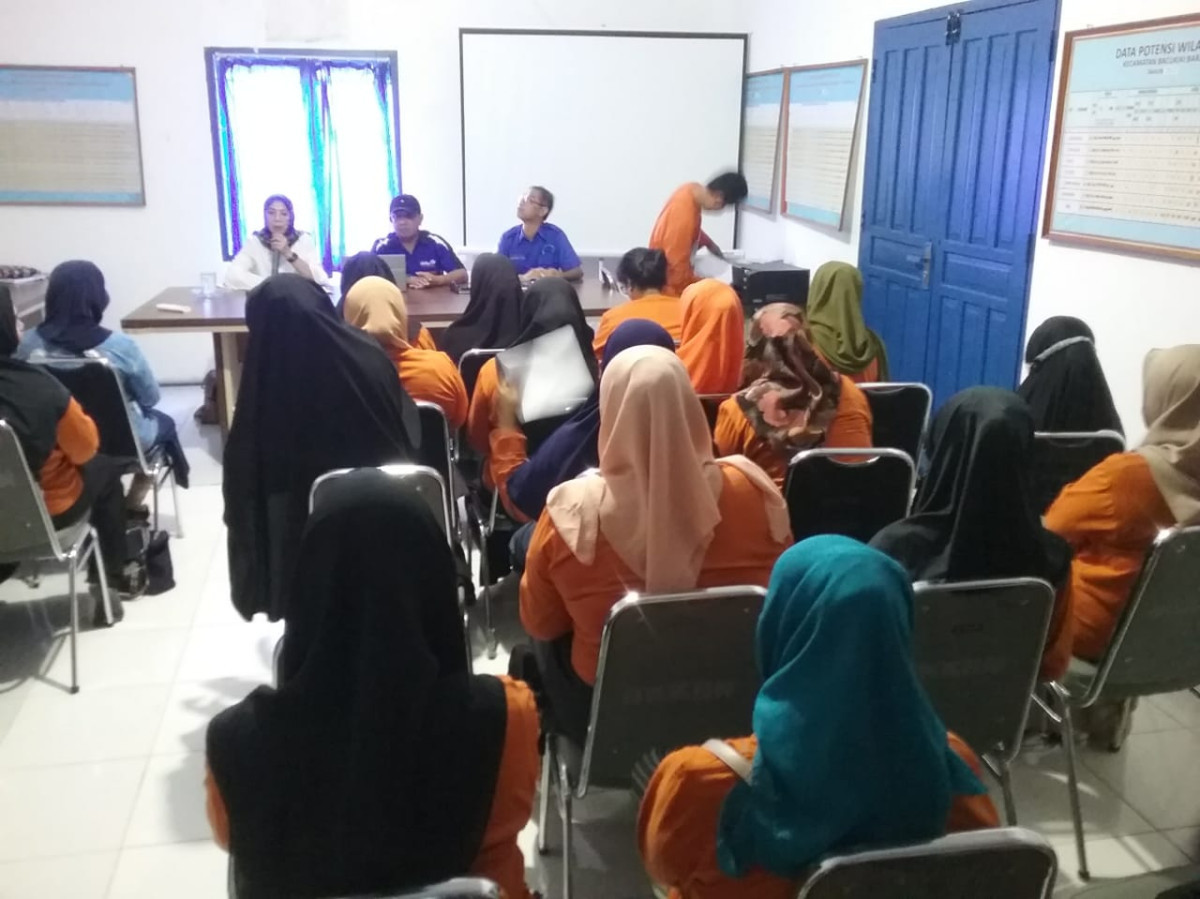 Memberikan Edukasi terkait Cara Menjual di Sosial Media kepada UPPKA Cappa Galung