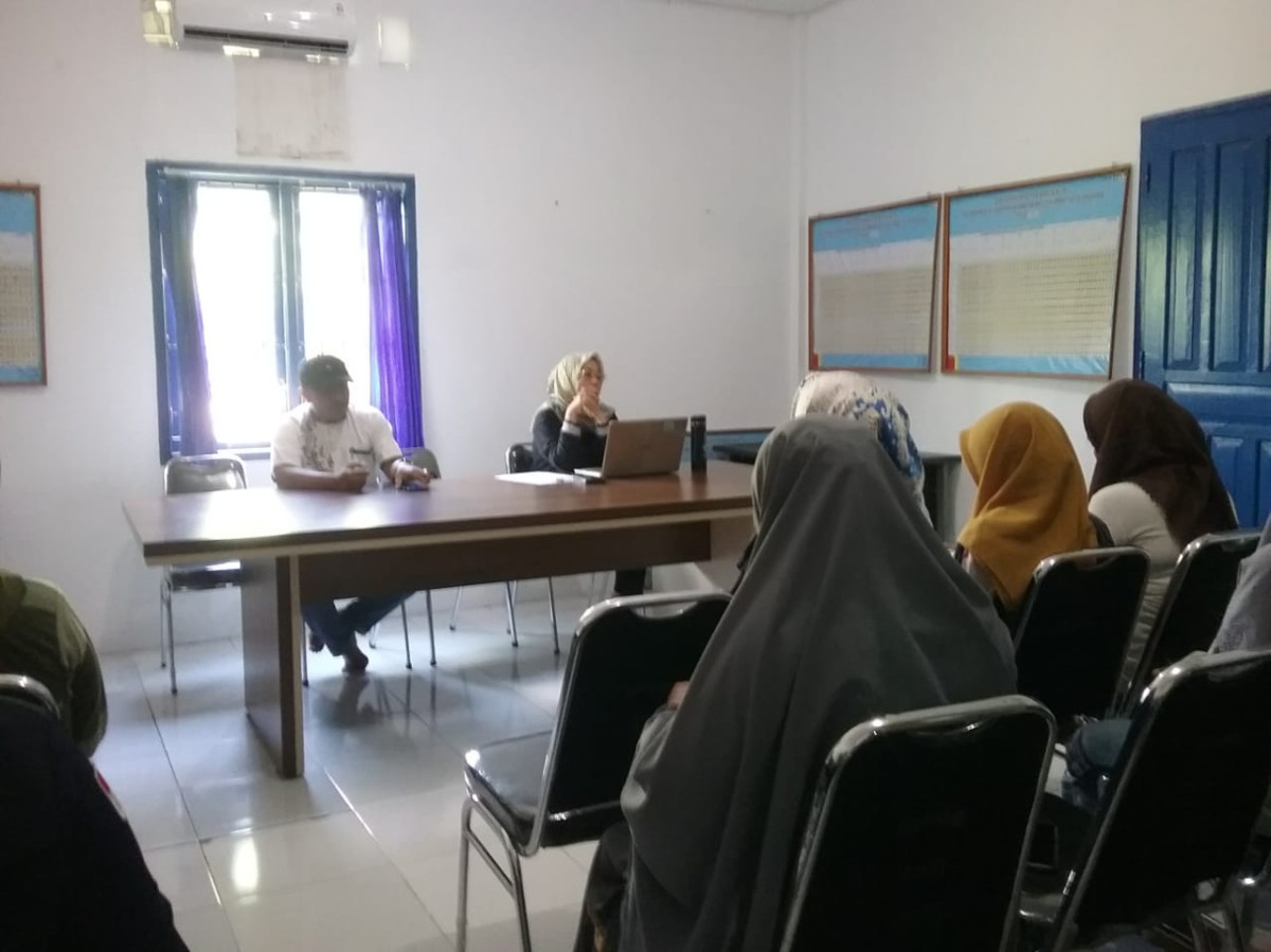 Memberikan Edukasi terkait Kewirausahaan oleh Penyuluh KB, Pengurus Kamp. KB "Geddongnge* dan Para Akseptor