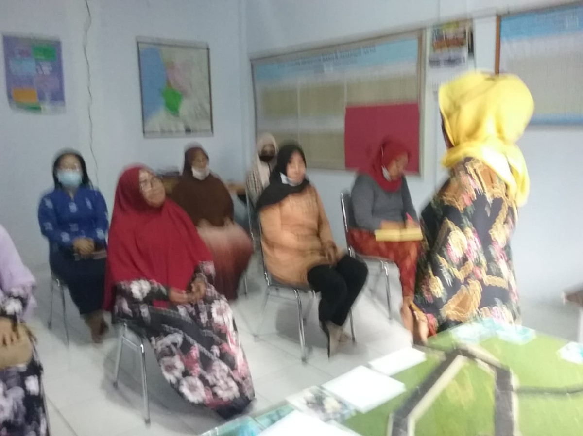 Memberikan Edukasi terkait Kewirausahaan oleh Penyuluh KB, Pengurus Kamp. KB "Geddongnge* dan Para Akseptor