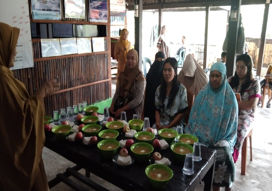 Melaksanakan PMT DASHAT kepada Baduta/ Balita Stunting di Jln. Pinisi RT 01 RW 05 oleh Penyuluh KB, Kader Rumah Giziku dan Pengurus Kamp. KB "Geddongnge"