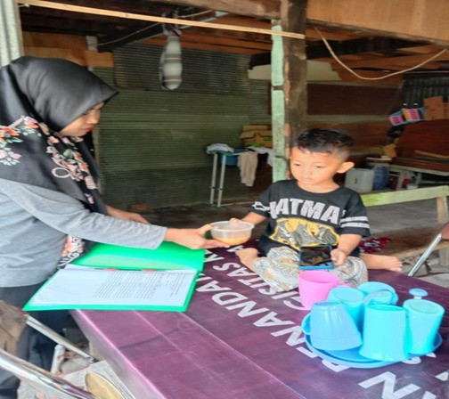 Melaksanakan PMT Baduta/Balita Stunting di Jln. Pinisi RT 02 RW 03 oleh Penyuluh KB, Kader Rumah Giziku, dan Pengurus Kamp. KB "Geddongnge"