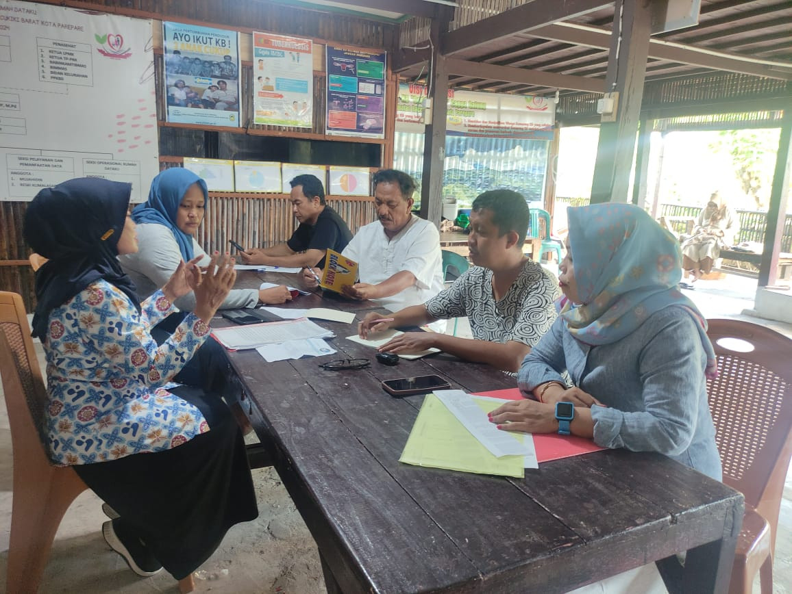 Melaksanakan Rapat Koordinasi di Jln. Keterampilan RT 01 RW 02 oleh Penyuluh KB, Ketua TP. PKK, Ketua LPMK dan Pengurus kamp. KB "Geddongnge"