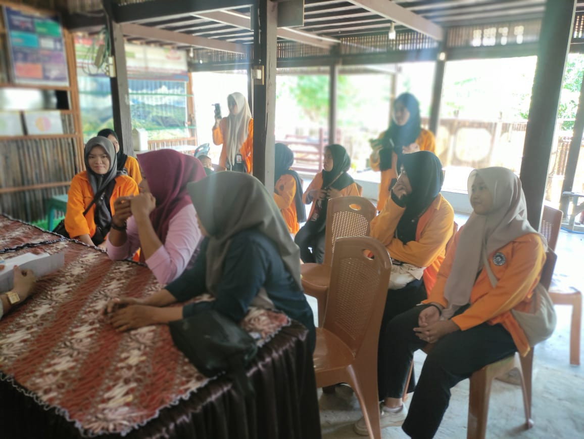 Melaksanakan Rapat Koordinasi di Jln. Keterampilan RT 01 RW 02 oleh Lurah, Ketua LPMK, Ketua TP. PKK Capgal, Penyuluh KB dan Pengurus Kamp. KB "Geddongnge"