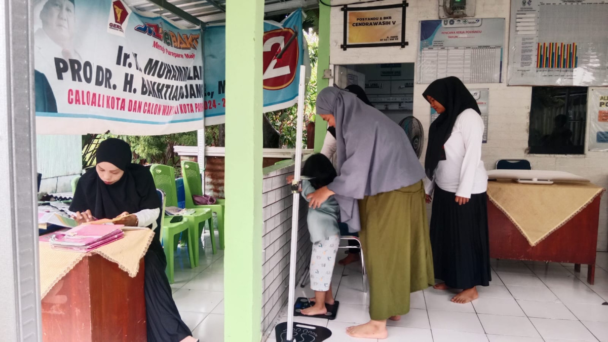 Melaksanakan Posyandu di Jln. Pinisi RT 03 RW 03 oleh Nakes UPTD Puskesmas Lumpue, Ketua TP. PKK, Penyuluh KB, Kader Posyandu Cenderawasih 5, dan Pengurus Kamp. KB "Geddongnge*