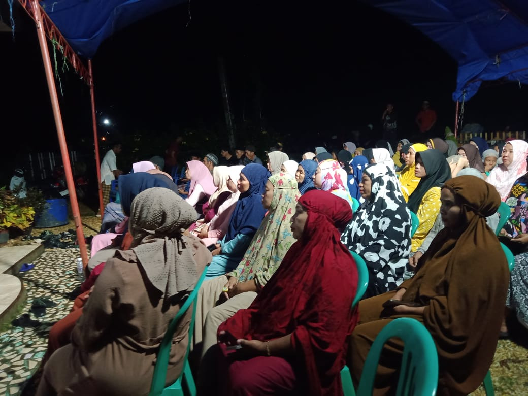 MENDEGARKAN CERAMAH