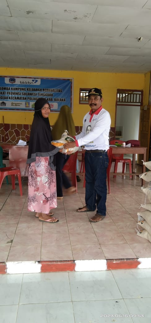 Penyaluran bantuan program bantuan pangan dari perum bulog