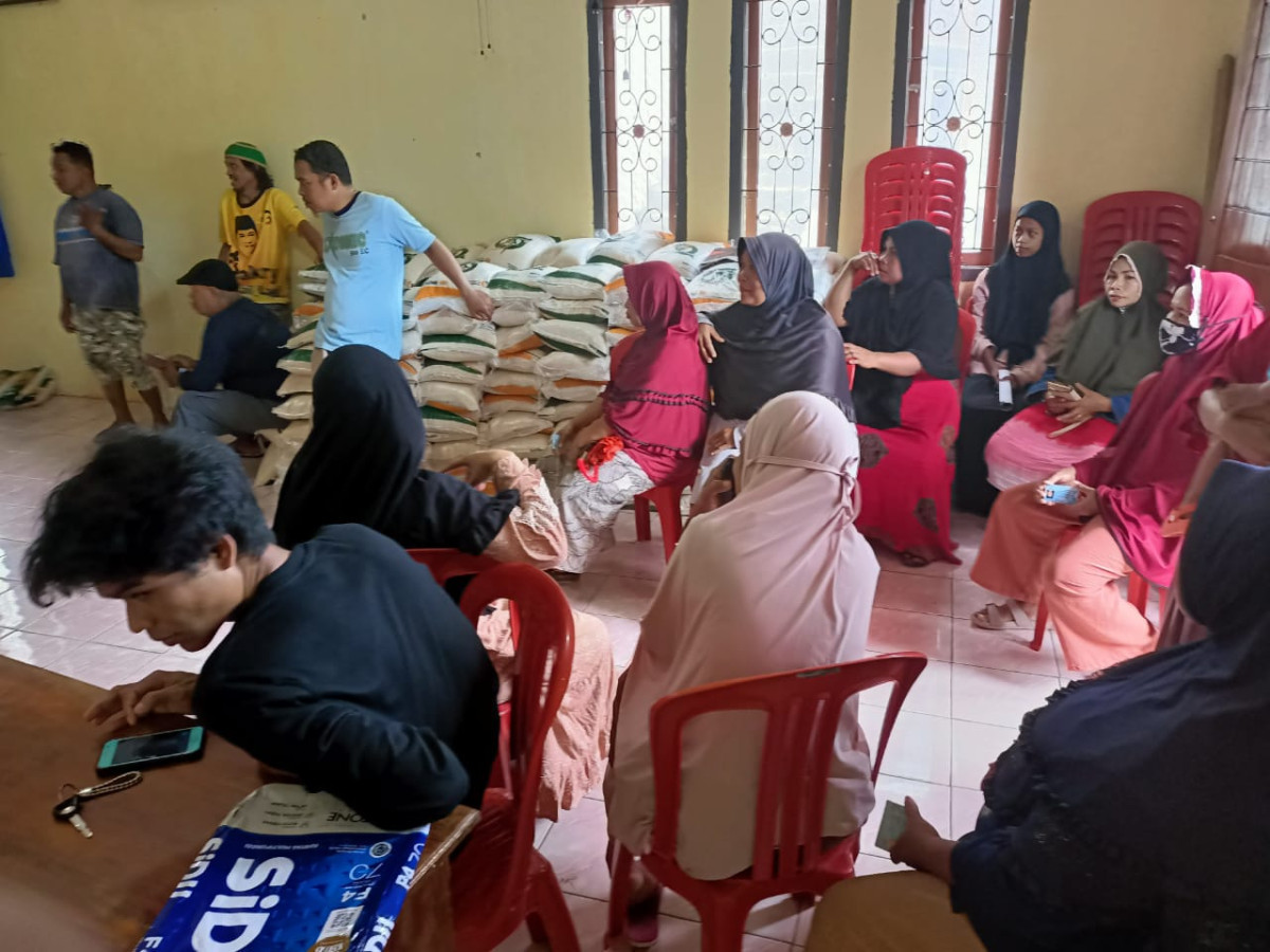 pembagian bansos bagi warga miskin desa laburunci kecamatan pasarwajo