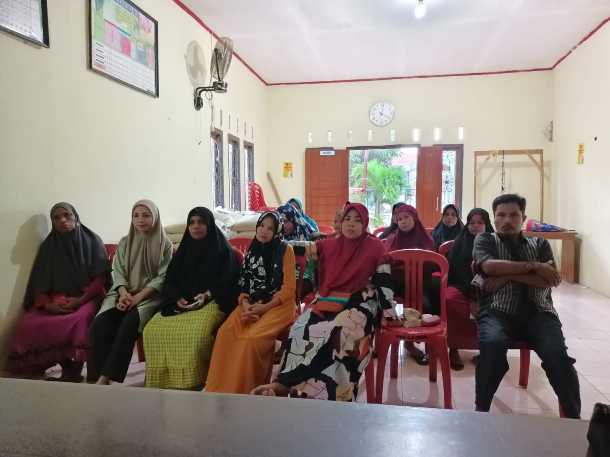 sosialisasi tentang kebersihan lingkungan ibu RW desa laburunci kecamatan pasarwajo