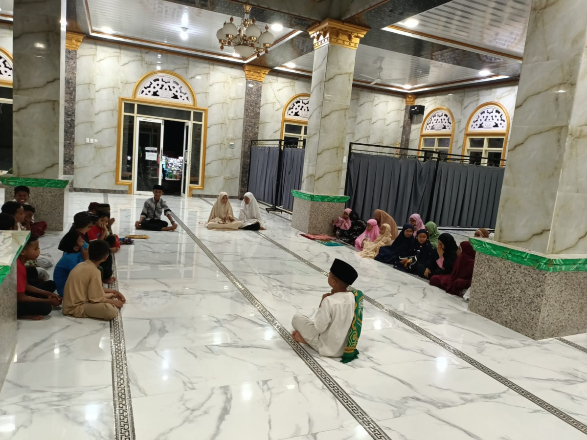 Kegiatan rutin setelah sholat isya anak-anak remaja masjid babuttaqwa belajar  agama, mengaji dan ceramah