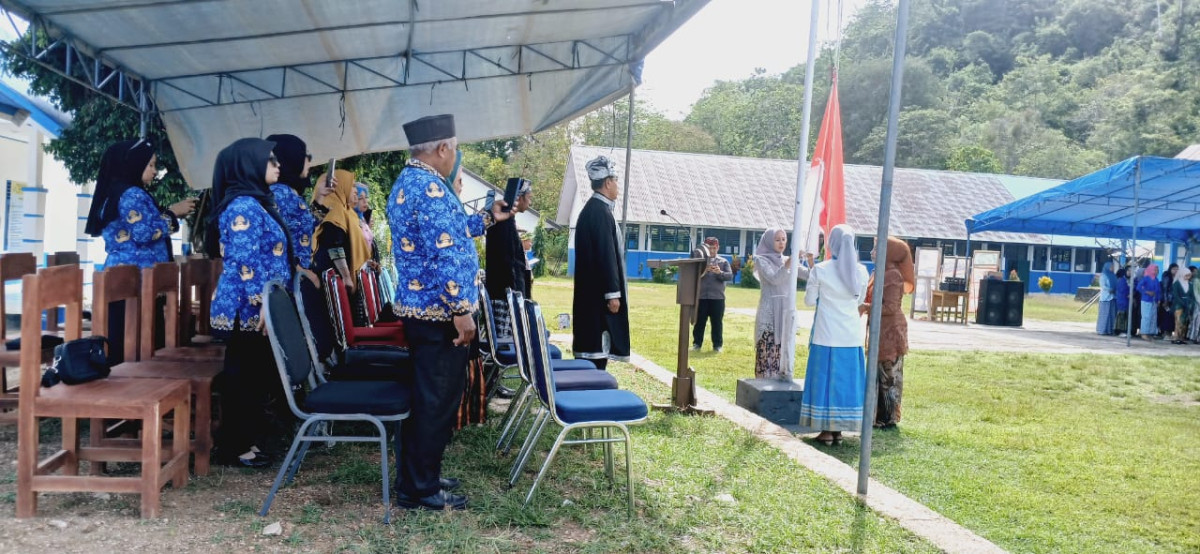 MENGIKUTI KEGIATAN UPACARA HARI SUMPAH PEMUDA