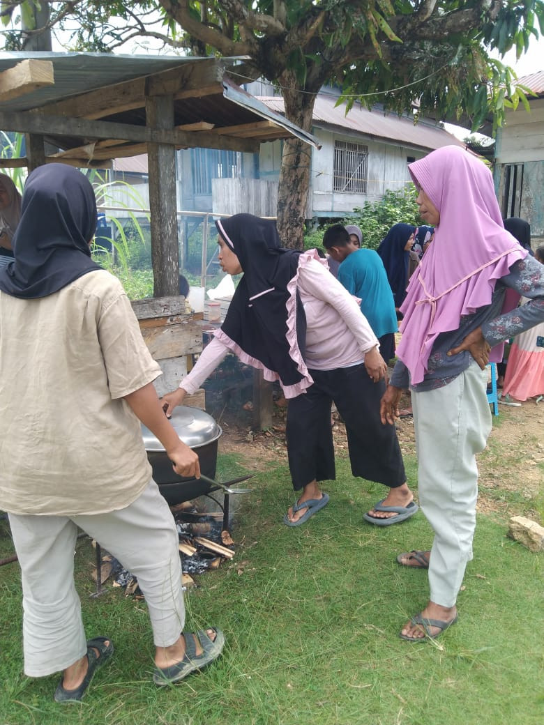 ibu-ibu di Desa Mopaano bekerja sama menyiapkan konsumsi pertemuan