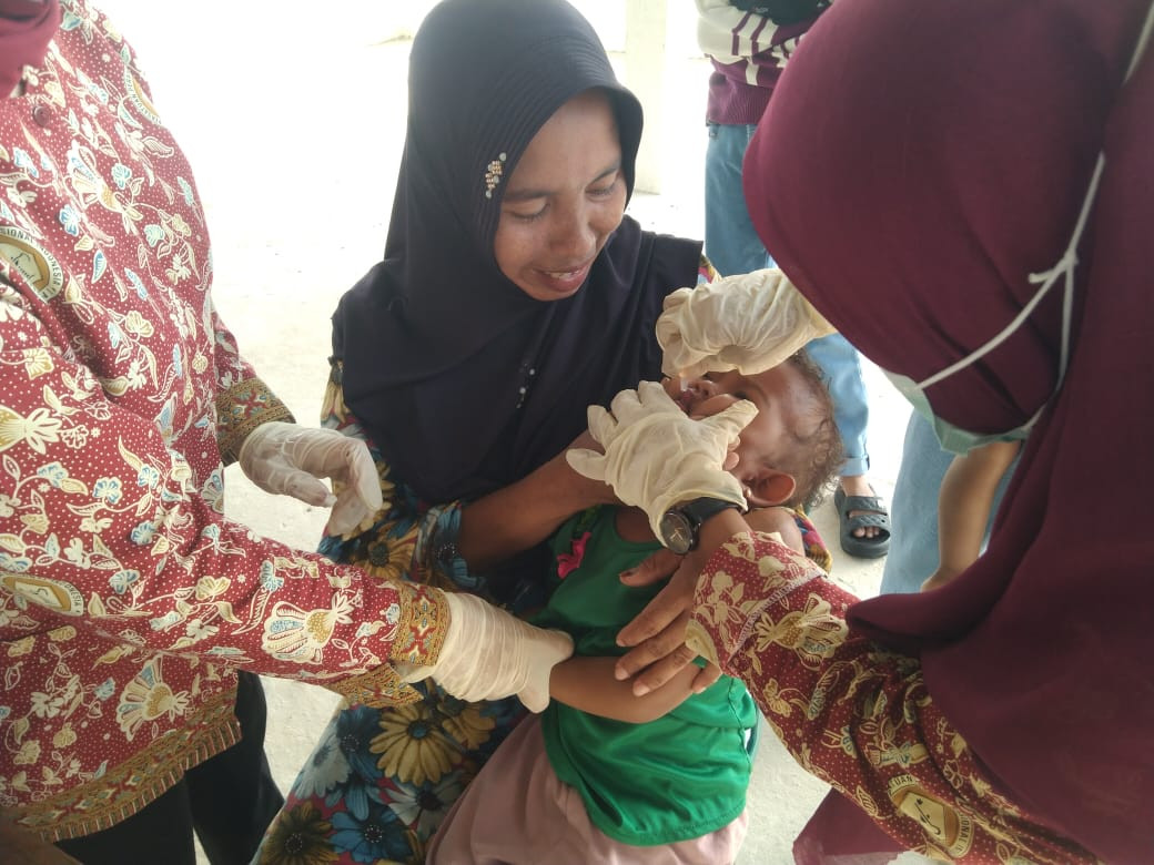 pemberian Imunisasi polio dalam rangka PIN Polio secara serentak