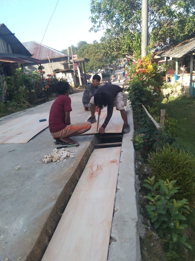 pemasangan papan cor penutup lubang saluran