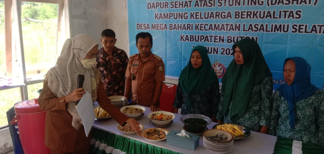 Petugas gizi mempresentasikan hasil demo masak sebelum agar dapat dipraktekan oleh peserta dirumah