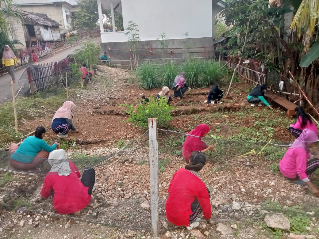 Kerja Bakti Kebun PKK