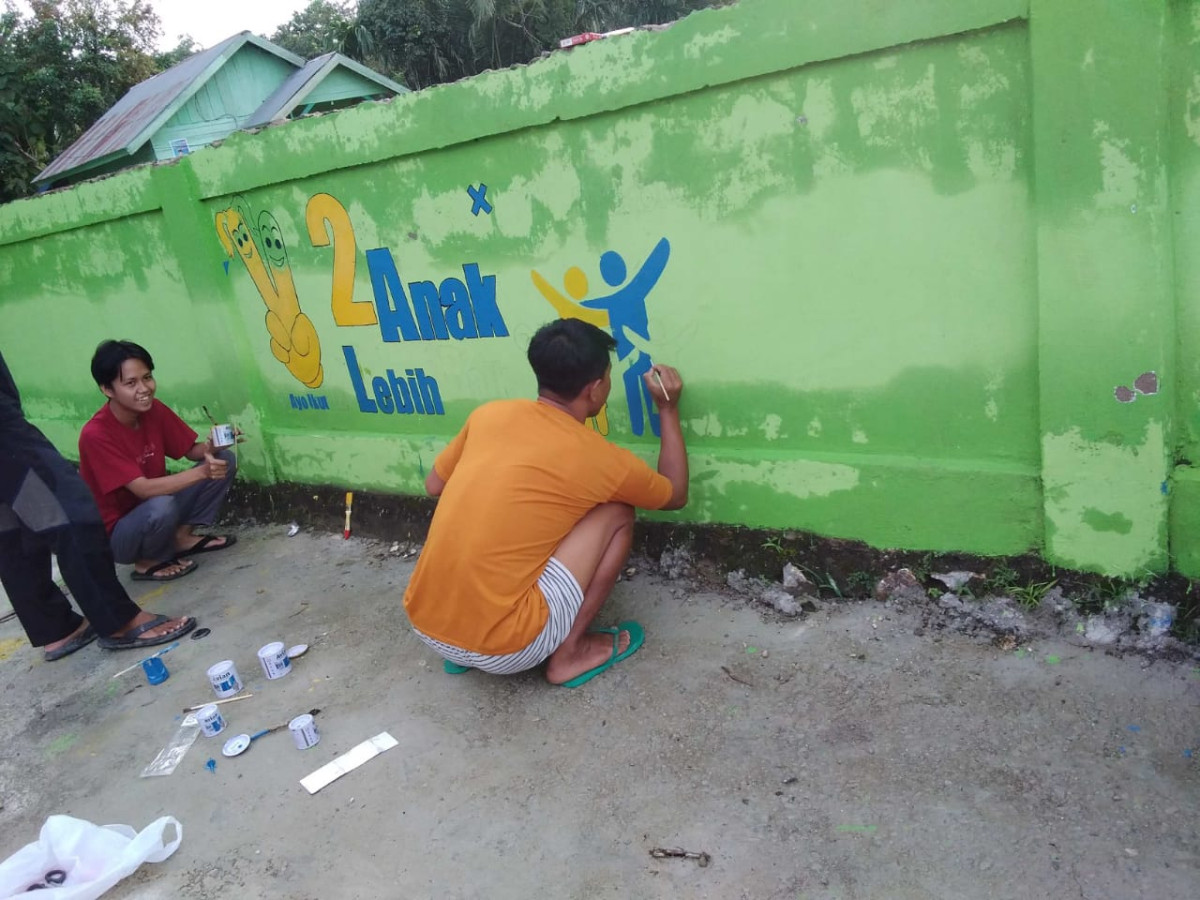 pembuatan mural kampung kb