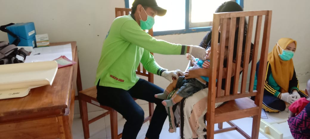 Pemberian vaksin Polio Pada Balita