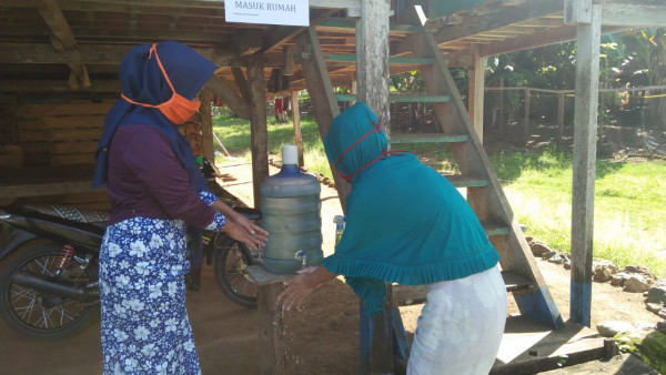 Edukasi cara cuci tangan yang benar oleh kader IMP