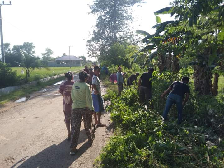 Kegiatan kerja bakti desa langkowala