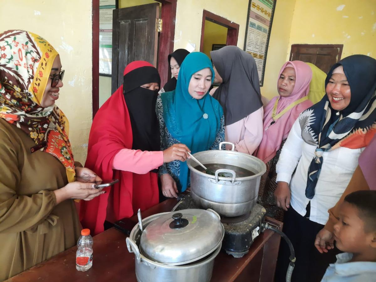 Kegiatan Praktek Masak Oleh Tenaga Gizi dan kader Dashat  di desa Langkowala