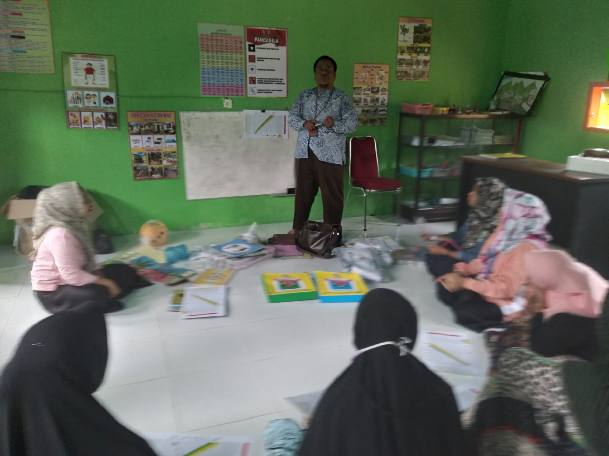 Dok. Suasana Pemberian Materi tentang cara penggunaan APE/BKB EMAS (STUNTING)