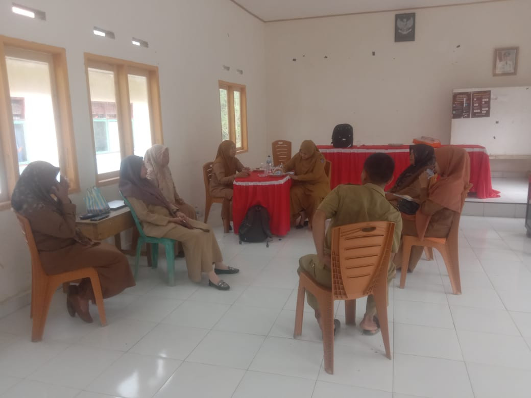 rapat staf kepala desa