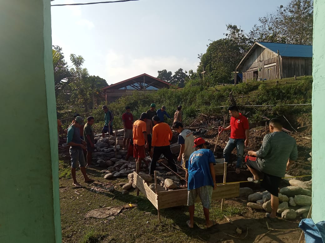 Gotong Royong Membangun Rumah Warga