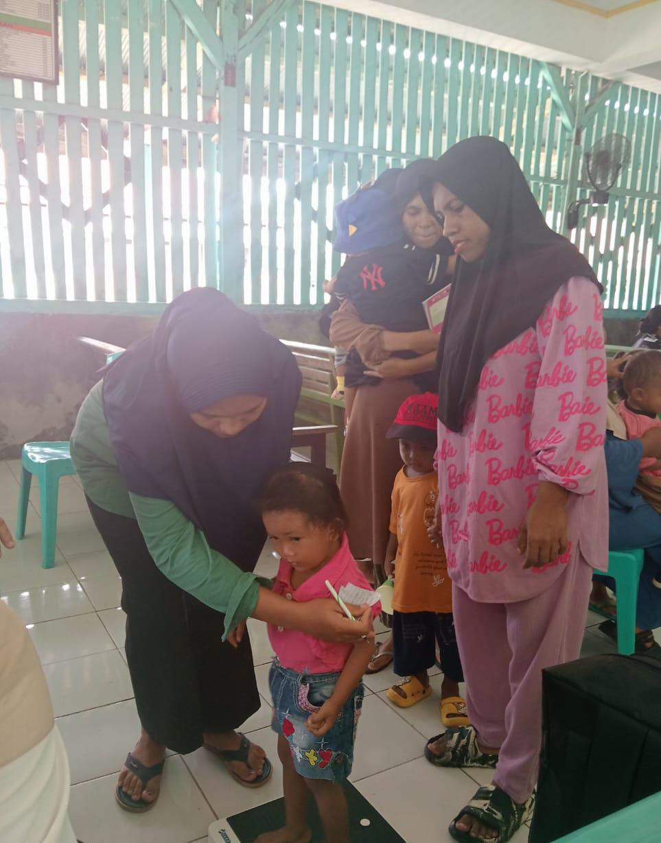 MELAKUKAN PENIMBANGAN BERAT BADAN PADA BALITA