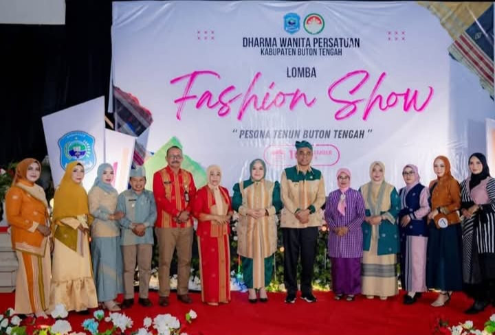 LOMBA FASHION SHOW PESONA TENUN BUTON TENGAH