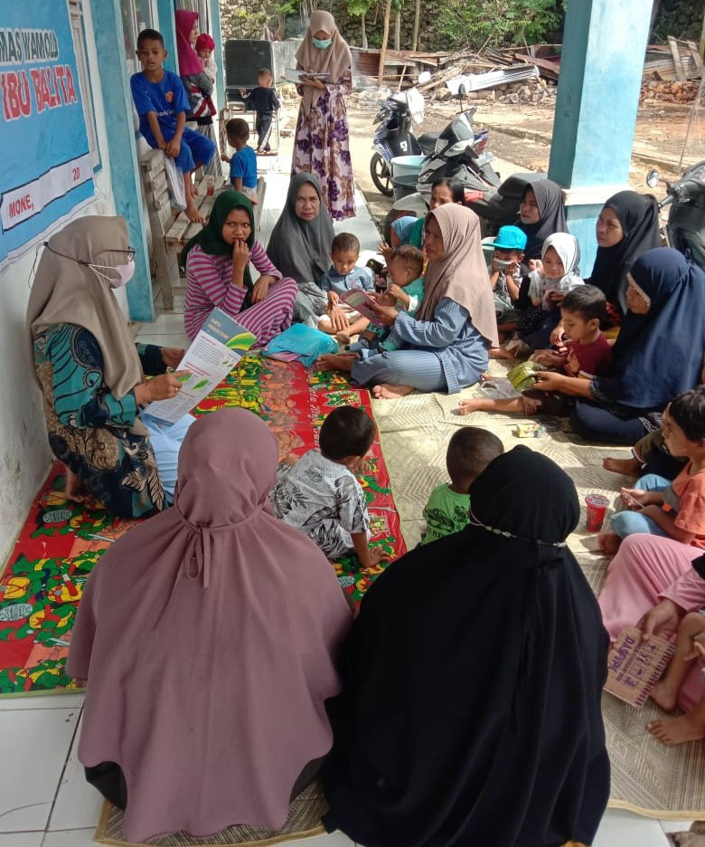 Para ibu mendengarkan materi yang dibawakan oleh bidan desa Mone