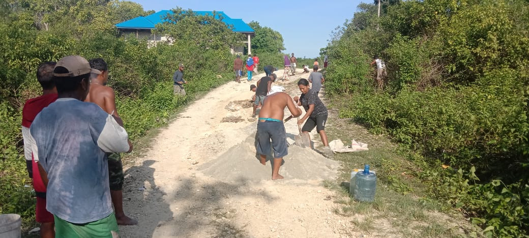 KERJA BAKTI GOTONG ROTONG JALAN RUSAK