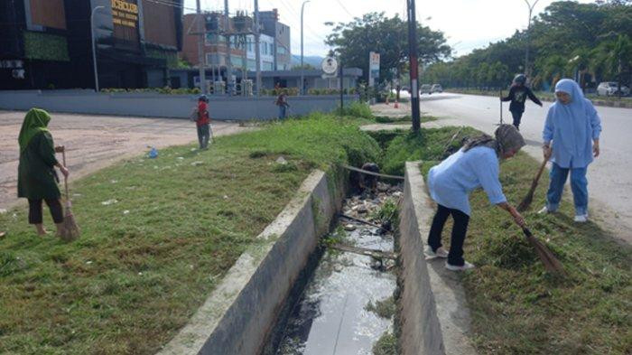 Melakukan Bakti Sosial